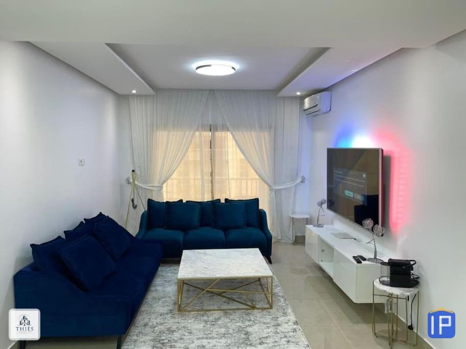 Grand appartement F6 avec salon et cuisine équipée à Thiès